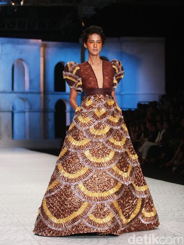 25 Tahun Berkaya, Sebastian Gunawan Kembalikan Lagi Tren Lengan Bervolume