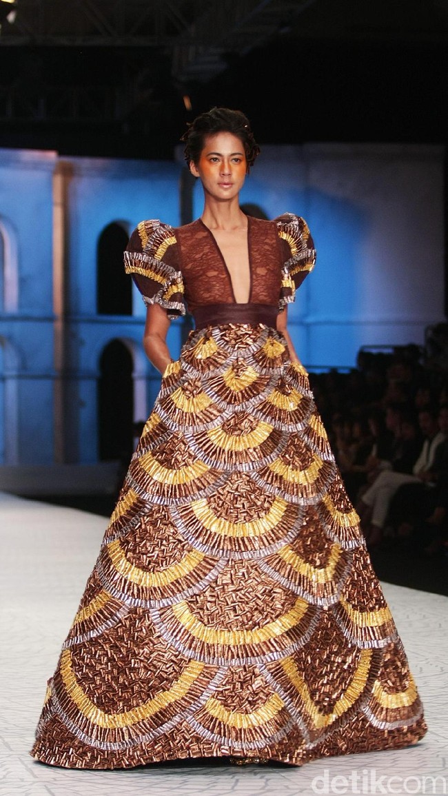 Fashion show Sebasian Gunawan di koleksi terbarunya yang bertajuk Whisper/Roar yang digelar di Ballroom Hotel Ritz Calton, Pasific Place, Jakarta Selatan. Selasa [10/10/2017]. [Foto: Mohammad Abduh/Wolipop]