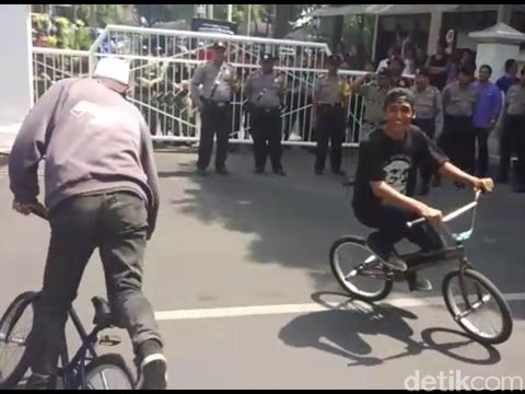 Komunitas sepeda BMX beraksi di depan kantor wali kota/