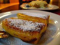 Pisang penyet tradisional.