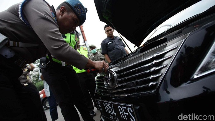 Aparat gabungan menggelar razia terhadap kendaraan pribadi yang dipasang rotator di kawasan Cibubur, Jakarta. Sejumlah kendaraan terjaring razia.