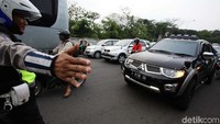 Polisi menggelar razia terhadap kendaraan pribadi yang dipasang rotator di kawasan Cibubur, Jakarta.