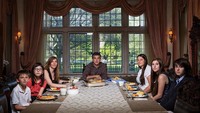 Makan bersama keluarga lengkap memang mengasyikan. Alex, Sophia, Kathy, David, Claudia, Eva dan Ana makan bersama untuk menambah kedekatan setiap anggota keluarga. Foto: Lois Bielefeld