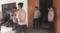 Personel Brimob ini berjaga dari luar ruang hingga menjelang pintu masuk. (Arief/detikcom).