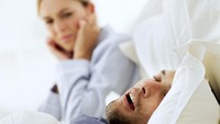 Mendengkur, baik disadari atau tidak, adalah masalah bagi mereka yang mendengarnya. Satu data studi menunjukkan, orang yang tidur di samping orang dengan kebiasaan tidur waktu tidurnya terpotong satu jam. Untuk mengatasi ini, pasutri harus saling mendukung untuk mengatasi dengkuran dari salah satu pasangan, seperti dengan melakukan terapi mendengkur atau sekedar mengubah posisi bantal. Foto: Thinkstock