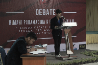 President University Juara Debat Ilmiah Forum Komunikasi Mahasiswa HI