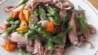 Cumi asin ukuran kecil bisa dimasak bersama buncis. Ditambahkan juga cabai dan jahe supaya makin enak.