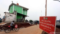 Seorang warga melintas di depan masjid.