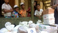 Dikarenakan sulitnya mendapatkan akses air bersih, para pengungsi terpaksa meminum air dari sawah, genangan air, atau sumur dangkal yang digali dengan tangan.