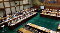 Rapat yang dipimpin oleh Azam Azman Natawijaya ini dihadiri juga oleh sejumlah direksi bank antara lain Direktur PT Bank Negara Indonesia Tbk (BNI) Anggoro Eko Cahyo, Direktur PT Bank Rakyat Indonesia Tbk (BRI) Randi Anto, Direktur PT Bank Tabungan Negara Tbk (BTN) Budi Satria, Direktur PT Bank Central Asia Tbk (BCA) Suwignyo Budiman, dan Direktur PT Bank Mandiri Tbk Rico Usthavia Frans. Sylke Febrina Laucereno/detikFinance.