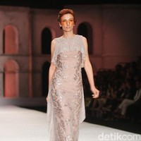 Fashion show Sebasian Gunawan di koleksi terbarunya yang bertajuk Whisper/Roar yang digelar di Ballroom Hotel Ritz Calton, Pasific Place, Jakarta Selatan. Selasa [10/10/2017]. [Foto: Mohammad Abduh/Wolipop]