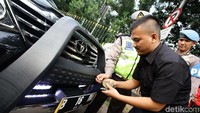 Kendaraan bermotor yang dipasang lampu rotator atau sirene tanpa hak, melanggar Pasal 287 Ayat ( 4 ) Jo Pasal 59 dan Pasal 106 Ayat 4 huruf f atau Pasal 134 dengan ancaman pidana kurungan paling lama 1 bulan atau denda paling banyak Rp 250.000.