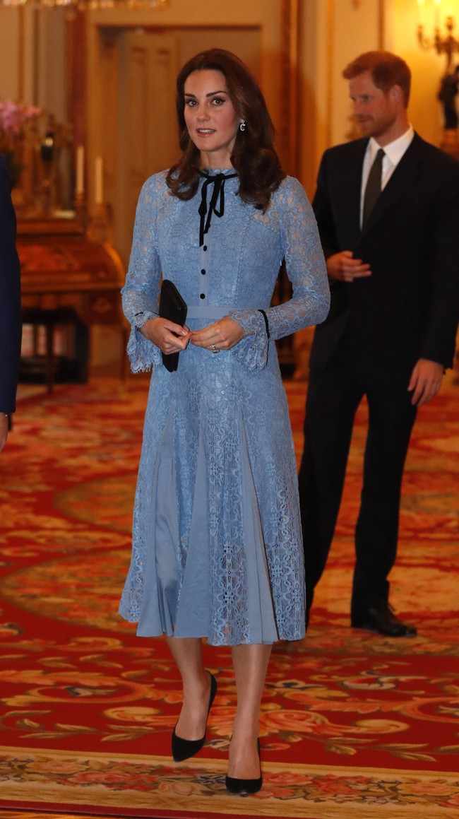 Kate Middleton memilih gaun lace biru rancangan Temperley London saat menghadiri World Mental Health Day di Buckingham Palace, London, Inggris, Selasa (10/10/2017). Foto: Getty Images