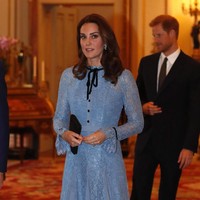 Kate Middleton memilih gaun lace biru rancangan Temperley London saat menghadiri World Mental Health Day di Buckingham Palace, London, Inggris, Selasa (10/10/2017). Foto: Getty Images