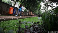 Warga berolahraga di Taman Kembang Sepatu.