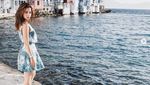 Nikita Willy Pamer Punggung saat Berjemur di Pinggir Pantai