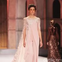 Fashion show Sebasian Gunawan di koleksi terbarunya yang bertajuk Whisper/Roar yang digelar di Ballroom Hotel Ritz Calton, Pasific Place, Jakarta Selatan. Selasa [10/10/2017]. [Foto: Mohammad Abduh/Wolipop]