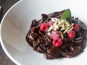 Legit Manis Pasta Berbalut Nutella dengan Topping Raspberry