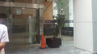 Salah satu sudut kantor kacanya sampai pecah. Foto: Zunita Amalia Putri/detikcom