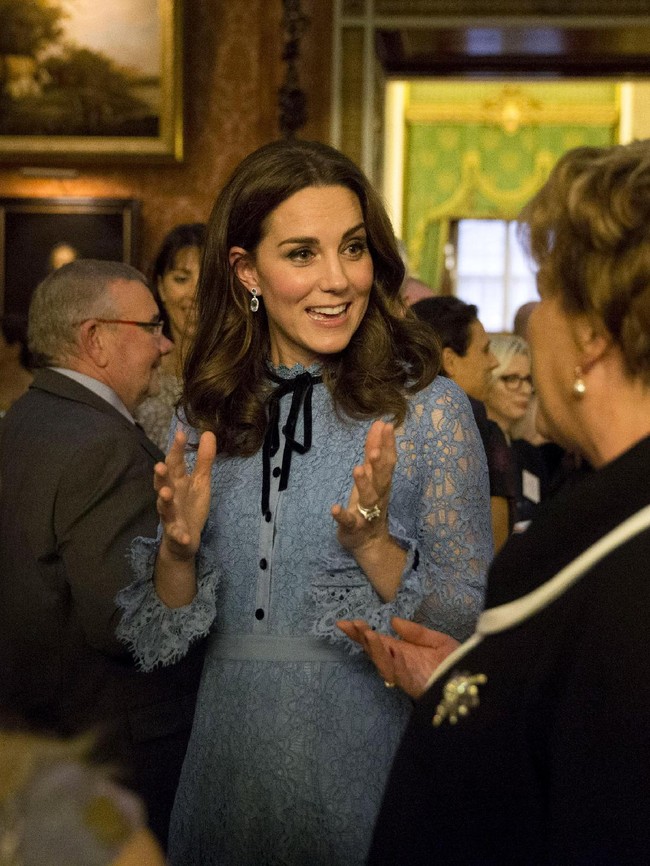 Aksen pita di bagian leher gaun membuat penampilannya semakin terlihat chic dan elegan. Foto: Getty Images