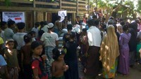 Para penduduk berkumpul untuk mendapatkan bantuan-bantuan yang diberikan.