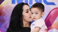 Ia tampak membawa Rafathar. Pool/Ismail/detikFoto.