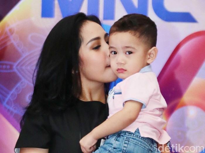 Rafathar Kocak Nyanyikan Lagu Umi, Nagita Slavina Cuma Ngomel Bercanda