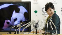 Gubernur Tokyo, Yuriko Koike sedang mengelar Konferensi Pers mengenai kabar gembira karena kelahiran bayi panda di Kebun Binantang Ueno, Tokyo.