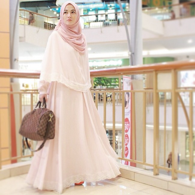 Menggunakan label miliknya Lyra Virna Syari, ia memakai gamis berenda yang dilengakpi cape panjang menutup dada. Kerudungnya tidak memakai khimar tapi pashmina sifon yang dililitkan secara sederhana. Model hijab syari ini cocok dipakai ke kondangan. Foto: Dok. Instagram @lyravirna