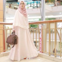 Menggunakan label miliknya Lyra Virna Syari, ia memakai gamis berenda yang dilengakpi cape panjang menutup dada. Kerudungnya tidak memakai khimar tapi pashmina sifon yang dililitkan secara sederhana. Model hijab syari ini cocok dipakai ke kondangan. Foto: Dok. Instagram @lyravirna