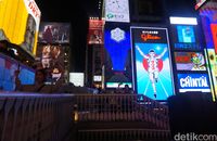 Wisatawan meniru pose ala Glico Man (Wahyu/detikTravel)