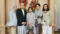 Subhan berjas dan bersarung. Sementara Alexandra cantik dikelilingi kerabat. Foto: Instagram/ist