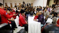 Ketua KPU Arief Budiman memeriksa berkas pendaftaran PDIP.