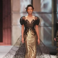 Fashion show Sebasian Gunawan di koleksi terbarunya yang bertajuk Whisper/Roar yang digelar di Ballroom Hotel Ritz Calton, Pasific Place, Jakarta Selatan. Selasa [10/10/2017]. [Foto: Mohammad Abduh/Wolipop]