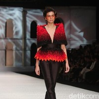 Fashion show Sebasian Gunawan di koleksi terbarunya yang bertajuk Whisper/Roar yang digelar di Ballroom Hotel Ritz Calton, Pasific Place, Jakarta Selatan. Selasa [10/10/2017]. [Foto: Mohammad Abduh/Wolipop]