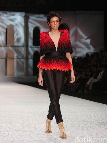 25 Tahun Berkaya, Sebastian Gunawan Kembalikan Lagi Tren Lengan Bervolume