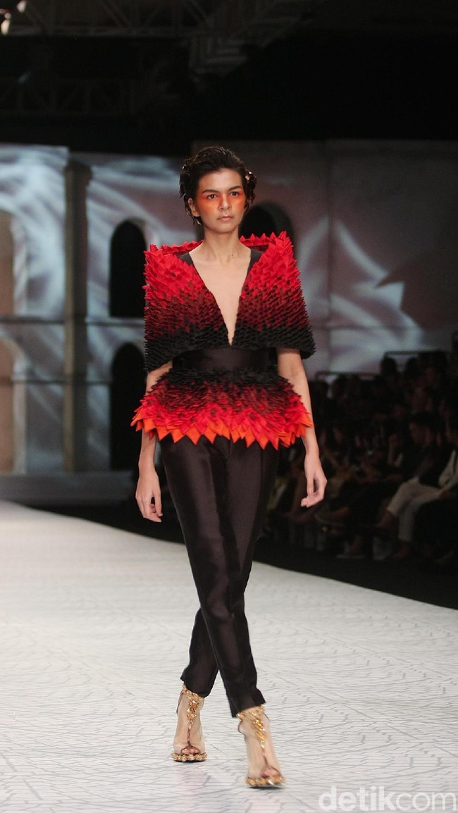 Fashion show Sebasian Gunawan di koleksi terbarunya yang bertajuk Whisper/Roar yang digelar di Ballroom Hotel Ritz Calton, Pasific Place, Jakarta Selatan. Selasa [10/10/2017]. [Foto: Mohammad Abduh/Wolipop]