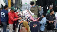 Para PKL ini ramai pengunjung.
