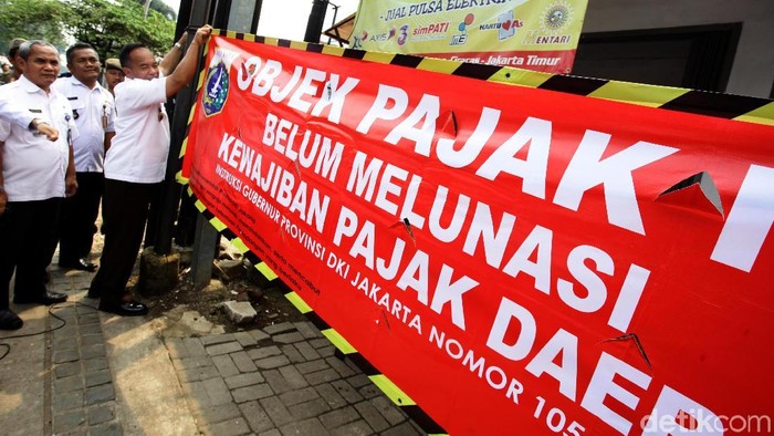 Sejumlah bangunan di Jakarta Timur disegel petugas pajak. Bangunan-bangunan ini disegel karena menuggak pajak bumi dan bangunan (PBB).