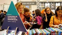 Warga Belgia yang menghadiri pembukaan Europalia Arts Festival Indonesia antusias melihat-lihat kekayaan seni dan budaya tanah air. Apalagi mereka juga mendapat buah tangan hasil kerajinan tangan Indonesia yang dibawa oleh Kementerian Pariwisata Indonesia.