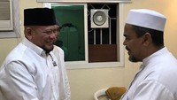Masih di bulan Oktober, La Nyalla sempat bertemu dengan Habib Rizieq di Mekkah. Di sana, mereka mengobrol dan La Nyalla mengaku mendapat dukungan untuk maju di Pilgub Jatim (Foto: dok. Istimewa)