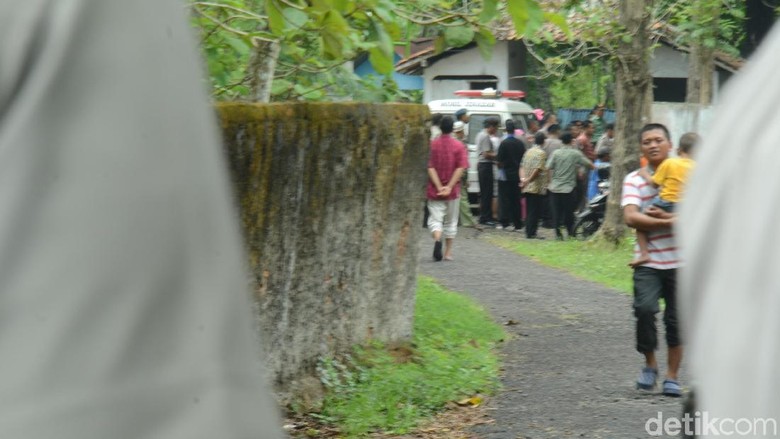 Bripka Bambang Dimakamkan di Blora, Wartawan Dilarang Meliput Bripka Bambang Dimakamkan di Blora, Wartawan Dilarang Meliput