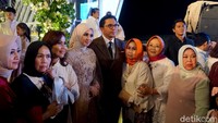 Mereka pun tampak berebut untuk berfoto bersama kedua pasangan itu.