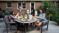 Keluarga di Amerika ini bernama Zoe, Dave, Emma dan Karen yang menikmati makanan di sore hari di halaman rumahnya. Mereka tampak menyantap BBQ. Foto: Lois Bielefeld