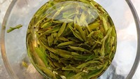 Teh Longjing ini jenis roasted green tea dari dusun Longjin. Kaya vitamin C, asam amino dan catechin. Harga per gramnya lebih mahal dari emas.Foto: Istimewa