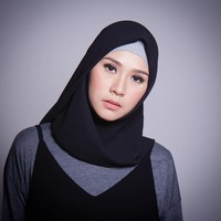 Zaskia Adya Mecca memadukan ciput rajut anti pusing dan jilbab hitam sehingga terlihat kontras ketika menerapkan busana berkonsep monokrom. Foto: Dok. Instagram