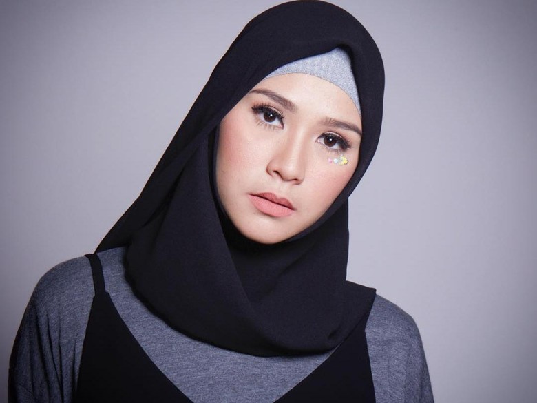 Zaskia Mecca Bantah Pekerja Hanung Kecelakaan dan Minta Tunjangan Zaskia Mecca Bantah Pekerja Hanung Kecelakaan dan Minta Tunjangan