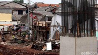 Sebagian warga tampak merenovasi bangunan rumahnya di sekitar proyek.