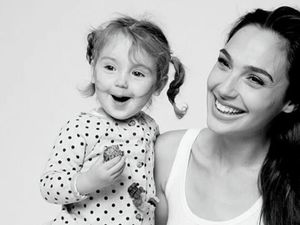 Potret Kemesraan si Wonder Woman Gal Gadot dan Putrinya