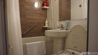 Kamar mandinya juga lengkap. Meski terbilang kecil, tetapi sudah dilengkapi dengan bathtube, shower, serta toilet yang canggih khas Jepang (Wahyu/detikTravel)